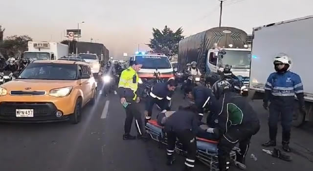 Accidente en la avenida de Las Américas en Bogotá, choque entre motociclista y peatón