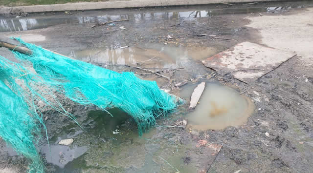 Hasta niños han caído en una alcantarilla de aguas residuales en San Nicolás Soacha