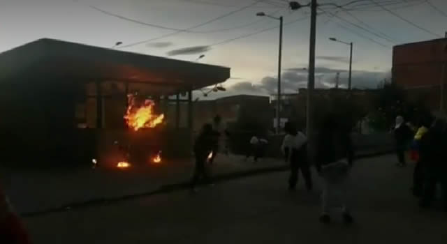 Reaparecen los encapuchados en Bogotá, quemaron el CAI de Santa Librada
