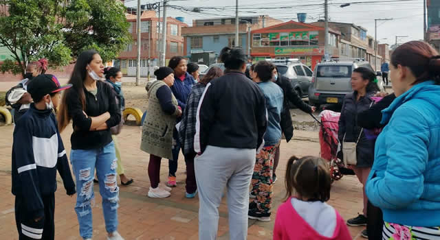 Protesta de padres de familia del colegio Nuevo Compartir de Soacha por cambio de jornada