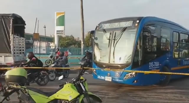 Falleció un motociclista en Bogotá, chocó contra un bus del SITP