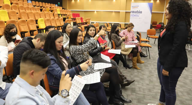 En su compromiso de lograr una sociedad inclusiva, la Secretaría de prensa de la Gobernación de Cundinamarca empezó a capacitar a sus funcionarios en lengua de señas.