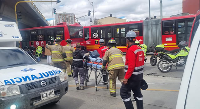 Choque entre tres buses de Transmilenio colapsa movilidad de la NQS en Bogotá