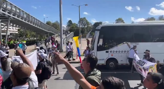 Galleros bloquean vías de Bogotá