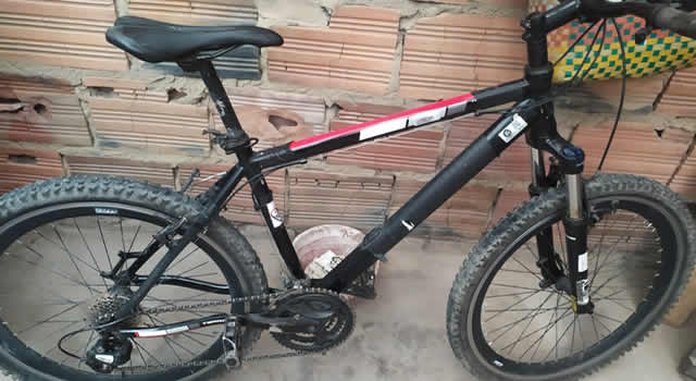 Bicicleta robada en la ciclovía del humedal Tibanica en Bosa