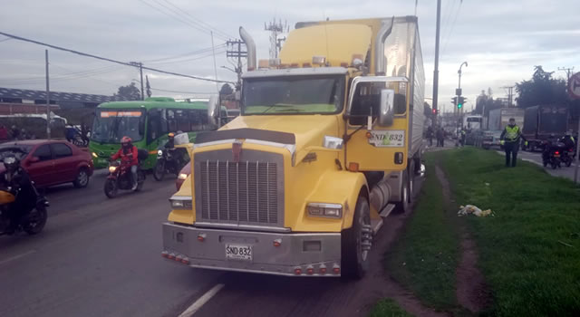 Dos vehículos varados en vías principales y un semáforo dañado, son los obstáculos de la movilidad en Bogotá
