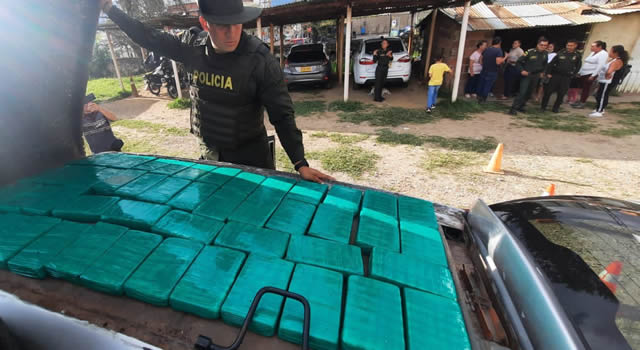 Decomisan 62 kilos de cocaina en el techo de una camioneta que iba con destino a Bogotá