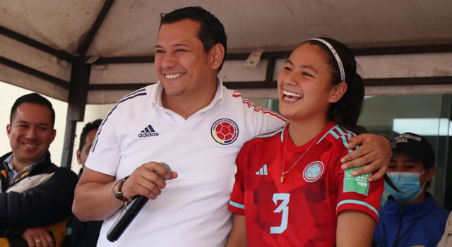 Alcalde de Chía entregó apoyo educativo a dos jugadoras de la Selección Colombia sub 17