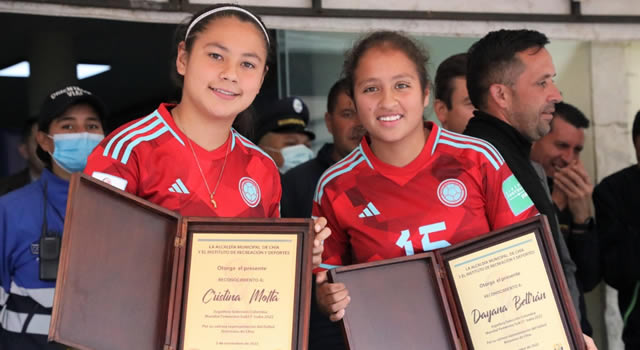 Alcalde de Chía entrega apoyo educativo a dos jugadoras de la Selección Colombia sub 17