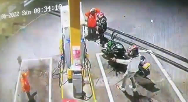 Los delincuentes aprovechan la soledad de la noche y roban a trabajadores de una gasolinera en Bogotá.