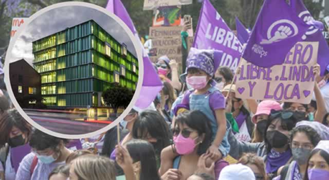 Protestas frente a la Universidad EAN por abuso de una joven en TransMilenio