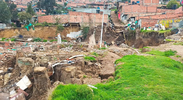 Ya desaparecieron varias casas y hasta un colegio del barrio El Progreso por deslizamiento de tierra en Soacha, los habitantes expresan su preocupación ante el peligro.