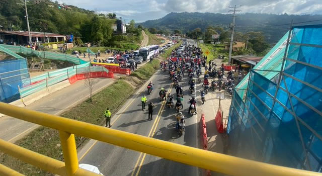 La vía Bogotá-Girardot continúa bloqueada por la comunidad de Azafranal, Silvania, que exige soluciones a la ANI por afectaciones generadas por la construcción del tercer carril.