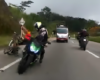 Un motociclista intentó pasar por la derecha de un camión y se encontró de frente con un ciclista ocasionando un accidente en la vía Bogotá-Villeta.