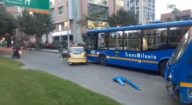 Bus del SITP ocasiona triple choque en Bogotá