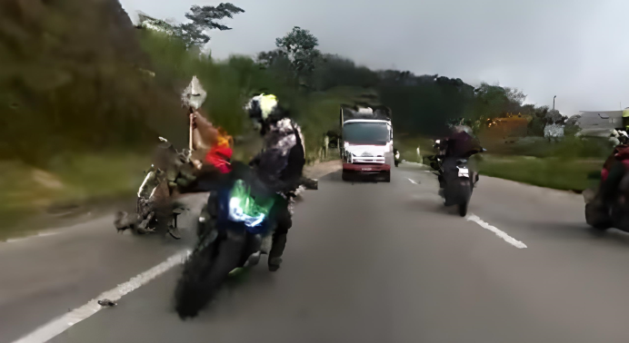 Un motociclista intentó pasar por la derecha de un camión y se encontró de frente con un ciclista ocasionando un accidente en la vía Bogotá-Villeta.