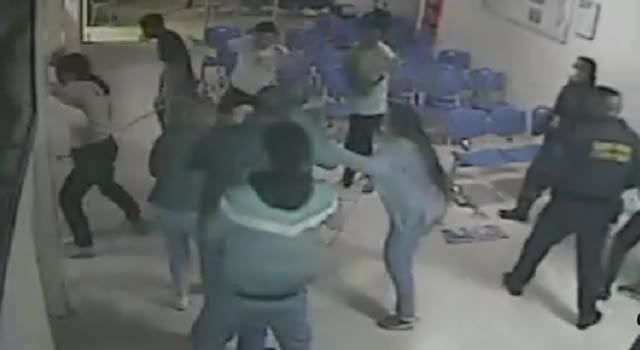 Batalla campal, violentos atacaron al personal médico del hospital de Funza