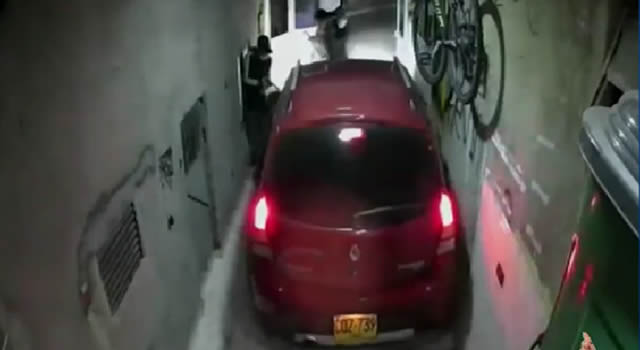 Robo de vehículos en Bogotá, les apuntaron dentro del garaje y les hicieron tres disparos