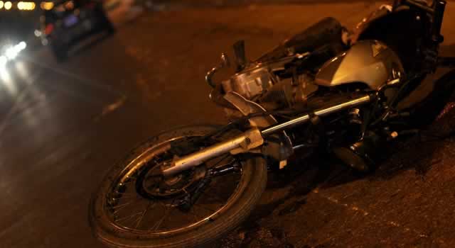Sujeto huyó luego de arrollar con su vehículo a tres motociclistas