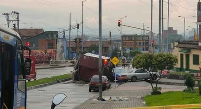 En el barrio Comuneros, un camión cargado con sustancia peligrosa se volcó, al parecer se habría quedado sin frenos, lo que afectó al menos a cuatro vehículos en la zona.