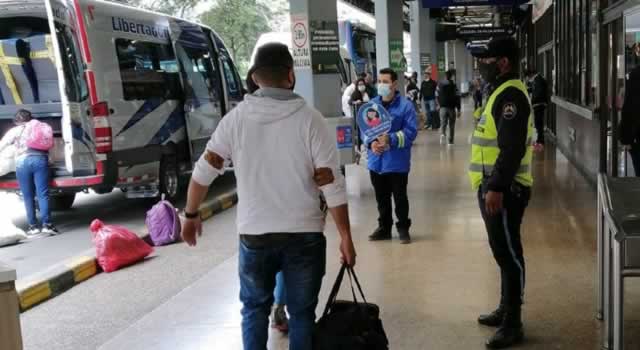 Pasajeros denuncian el elevado costo de pasajes en terminales de Bogotá