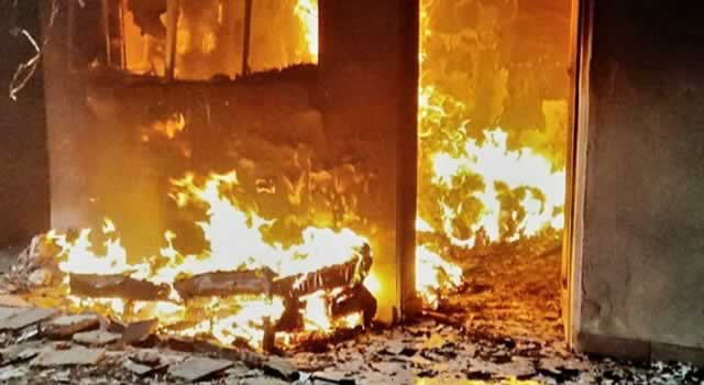 Bomberos atienden fuerte incendio en Engativá