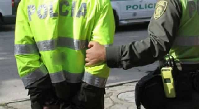 Caen dos policías por extorsión denunciados a través de redes sociales