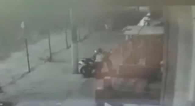 Sujetos se robaron una motocicleta de un conjunto residencial de Ciudad Verde