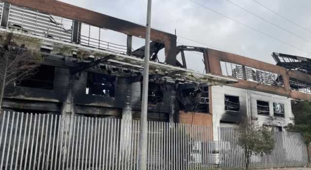 Incendio a la salida de Bogotá dejó en pérdida total la fábrica de colchones