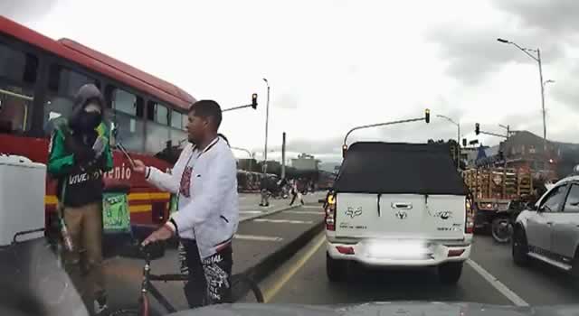[VIDEO] Denuncian en redes el modus operandi de ladrones en Bogotá