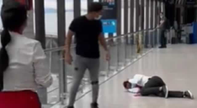 [VIDEO] Pasajero golpeó a un trabajador de Avianca