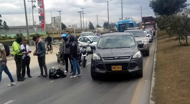 Accidentes en Soacha, Velosiba choca con una moto y camioneta termina atravesada en la ciclorruta