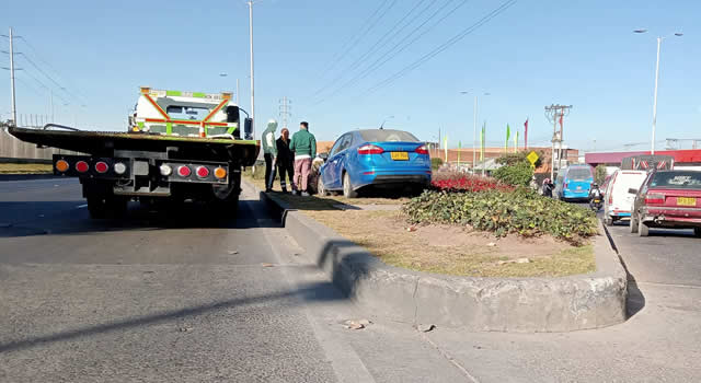 Accidente en Soacha, vehículo terminó en el separador de la autopista Sur
