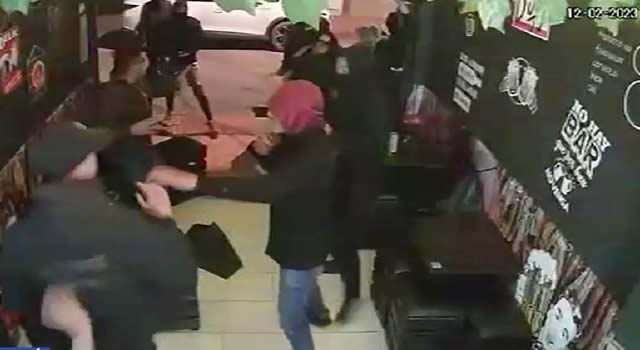 Violenta agresión de hinchas de Santa Fe a seguidores de Millonarios en bar de Bogotá