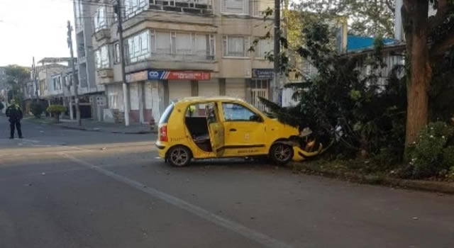 Sicarios le dispararon al pasajero de un taxi en Bogotá, vehículo terminó estrellado