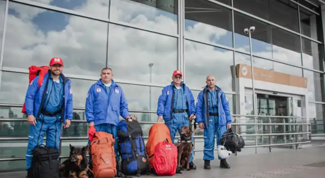 Dos héroes caninos de Cundinamarca viajaron a Turquía para apoyar rescate