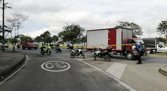 Murió un motociclista en Bogotá, bus del SITP le pasó por encima