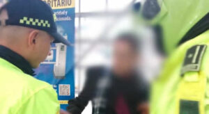 Policía capturó en flagrancia a alias 'El de las bufandas' que hurtaba celulares en Transmilenio