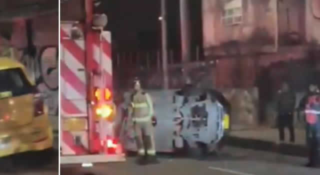 Vehículo quedó volcado luego de chocar con un taxi en Bogotá