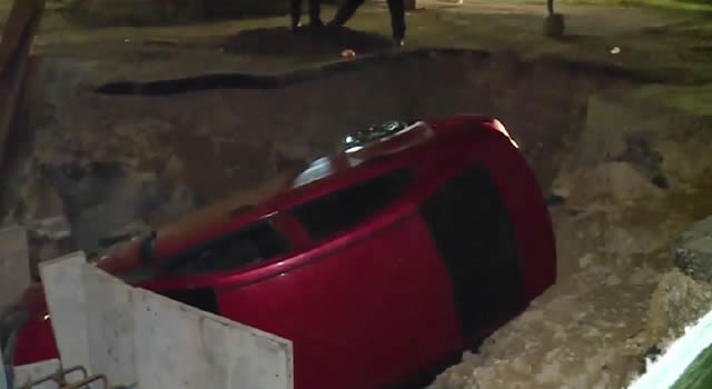 Conductor cayó con su vehículo en un hueco de cinco metros en Bosa