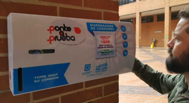 Secretaría de Salud busca que los colegios tengan dispensadores de condones en Bogotá