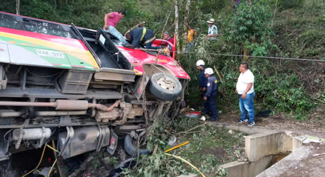 Aparatoso accidente de un bus intermunicipal en Bituima, Cundinamarca