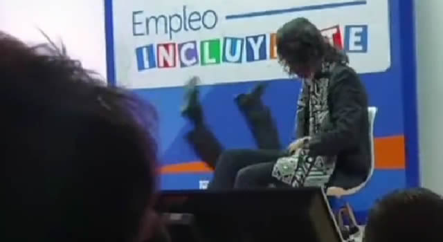 Claudia López se cayó en plena conferencia en Bogotá