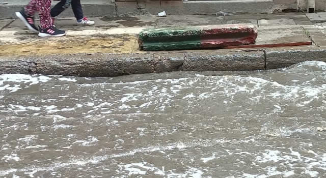 Calles inundadas y malos olores en Soacha