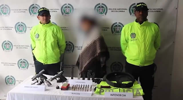Capturan mujer que escondía armas de fuego, municiones y prendas de la Policía en Bogotá