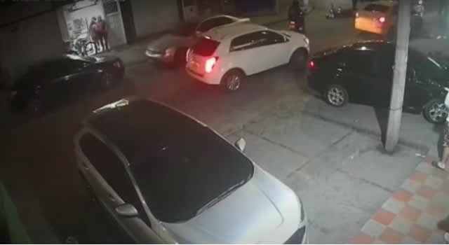 Ladrón fue golpeado por la comunidad tras intentar robarse una motocicleta en Kennedy