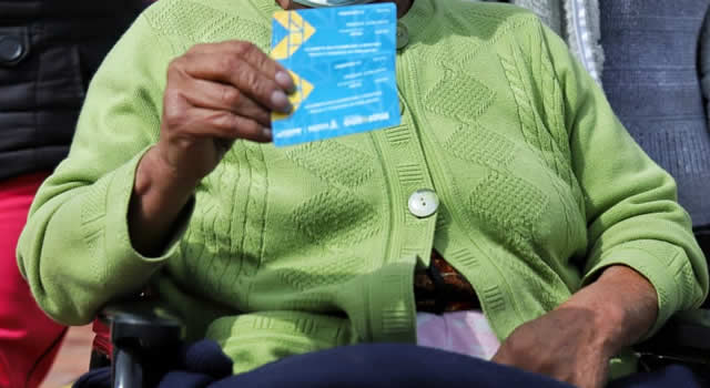 Adultos mayores de Soacha reciben tarjetas canjeables por alimentos