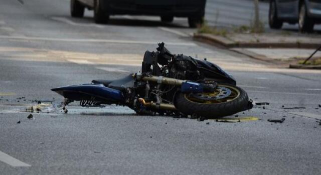 Al parecer por exceso de velocidad, dos motociclistas se estrellaron en la localidad de Fontibón, las autoridades llegaron al lugar para controlar el paso de vehículos.