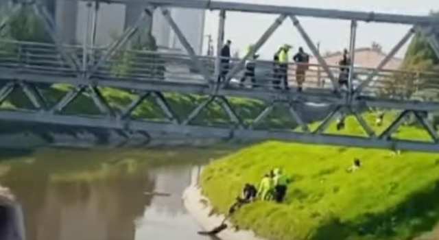 Cadáver de un hombre fue hallado en bolsas dentro de un río en Kennedy