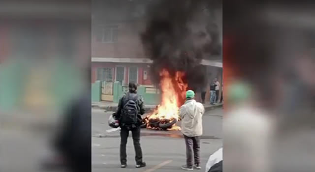 Comunidad golpeó a dos ladrones y les quemó la moto en Bogotá
